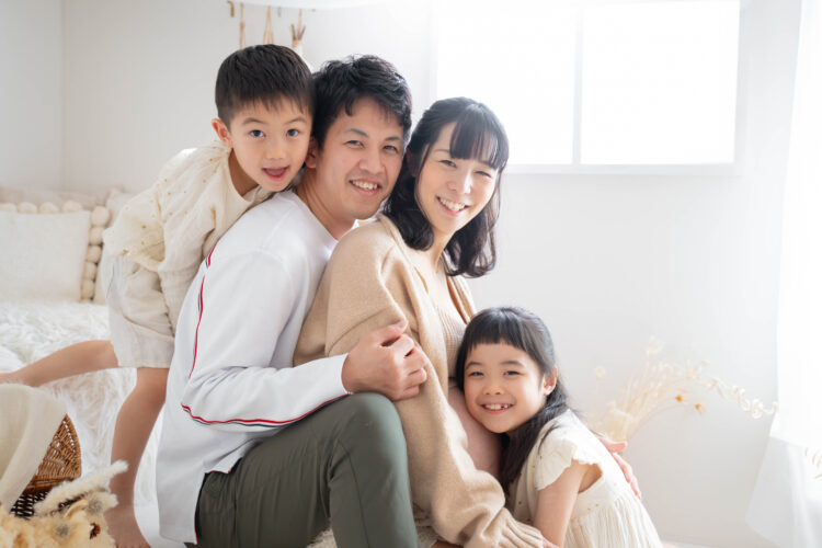 家族みんなで寄り添うマタニティフォトの集合写真
