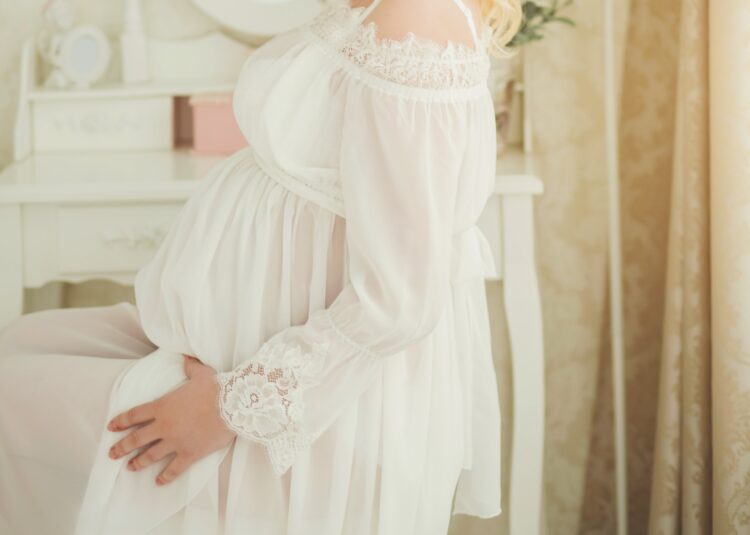 マタニティフォトの衣装・服装はどう選ぶ？おしゃれコーデのコツ