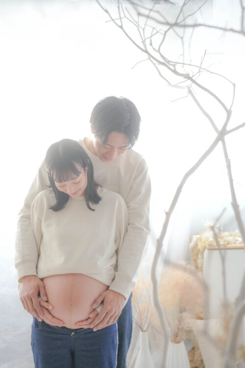 白トップスとデニムでそろえた夫婦のマタニティフォト