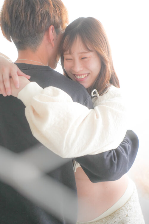 夫婦で向き合い自然な表情を残すマタニティフォト